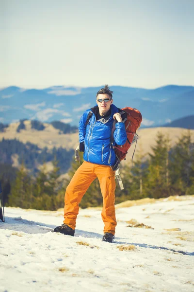 Retrato de montañero con montañas en el fondo . — Foto de Stock