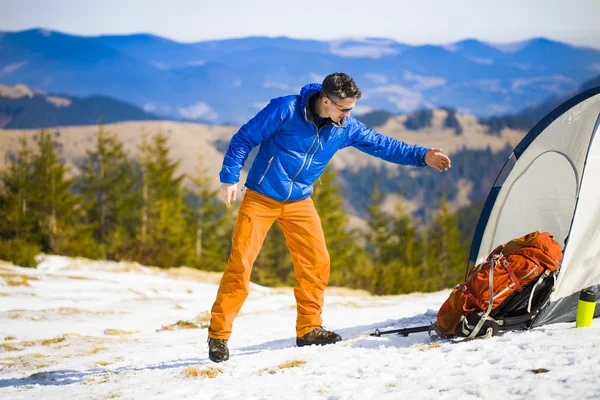 登山家は、彼の友人の手を握る. — ストック写真