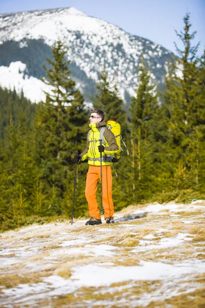 Portret van bergbeklimmer met bergen op de achtergrond. — Stockfoto