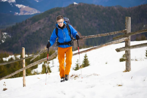 Retrato de montañero con montañas en el fondo . — Foto de Stock