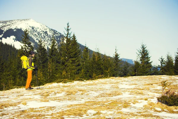 Porträt eines Bergsteigers mit Bergen im Hintergrund. — Stockfoto