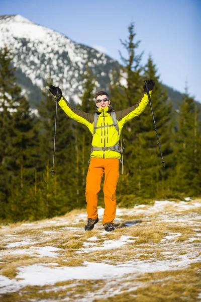 Porträt eines Bergsteigers mit Bergen im Hintergrund. — Stockfoto