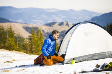 Dağa tırmanma önce şeyler dagci toplar.