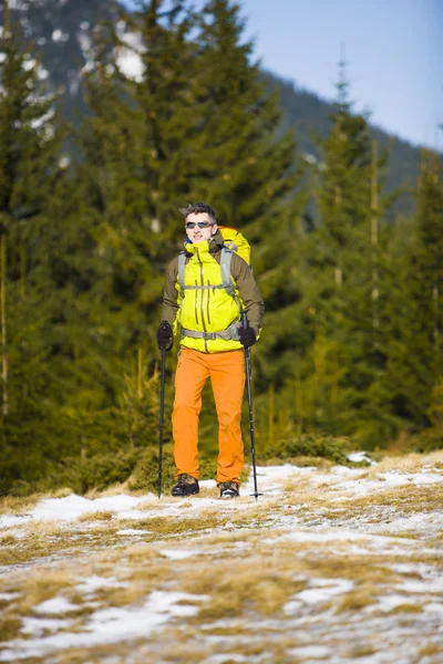 Portret van bergbeklimmer met bergen op de achtergrond. — Stockfoto