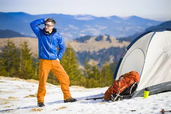 Porträt eines Bergsteigers mit Bergen im Hintergrund. — Stockfoto