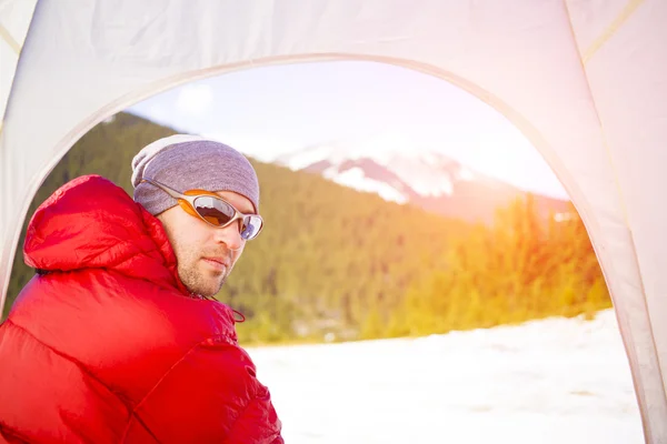 Porträt eines Bergsteigers im Zelt. — Stockfoto
