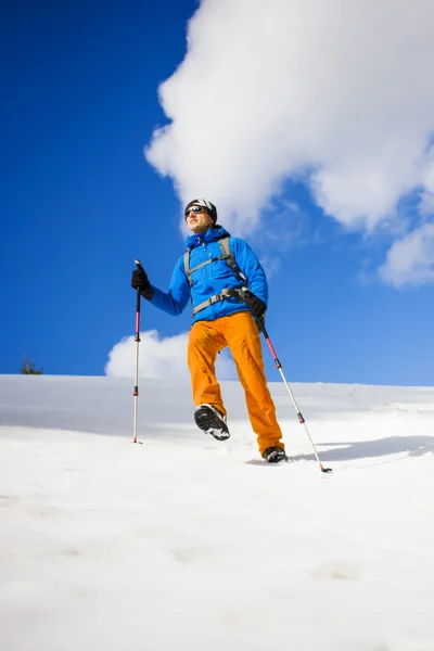 Portrét horolezec s horami v pozadí. — Stock fotografie