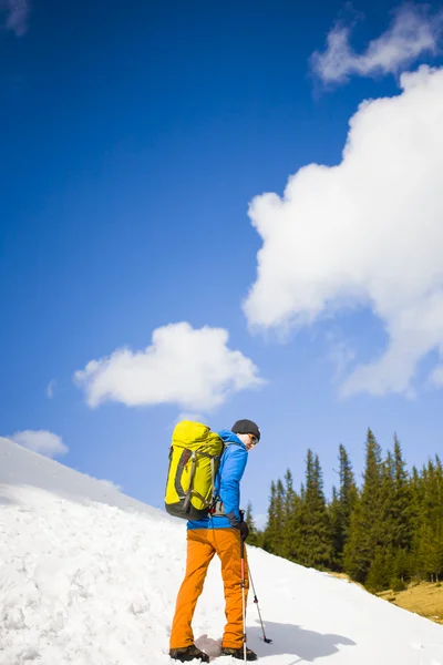 Portrait d'alpiniste avec des montagnes en arrière-plan . — Photo