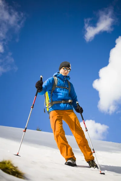 Porträt eines Bergsteigers mit Bergen im Hintergrund. — Stockfoto