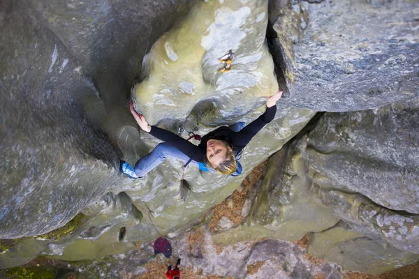 A lány mászik a rock. — Stock Fotó