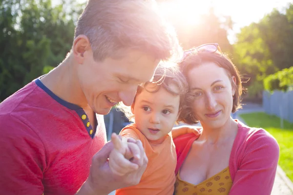 Porträtt av ung familj med baby. — Stockfoto