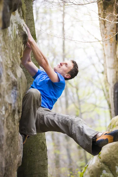 Bergsteiger bouldert auf den Felsen. — Stockfoto