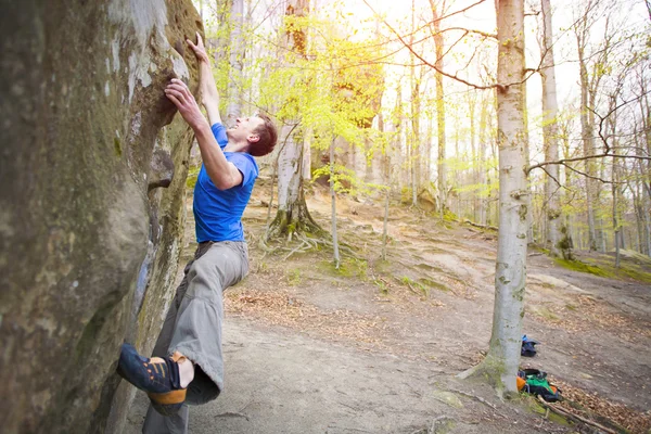 Escalador es bouldering en las rocas . — Foto de Stock