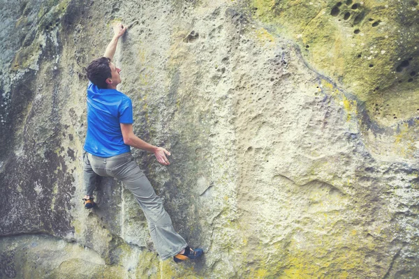Klimmer is boulderen op de rotsen. — Stockfoto