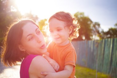 Çocuk ile anne çalış.