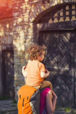 Anne çocukla seyahat.