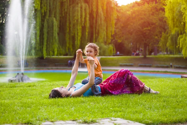 Mutter spielt mit Kind. — Stockfoto