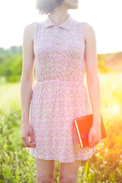 Chica en vestido de verano sosteniendo un libro . —  Fotos de Stock