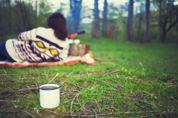 Taza de café con descansar a la chica en el fondo . — Foto de Stock