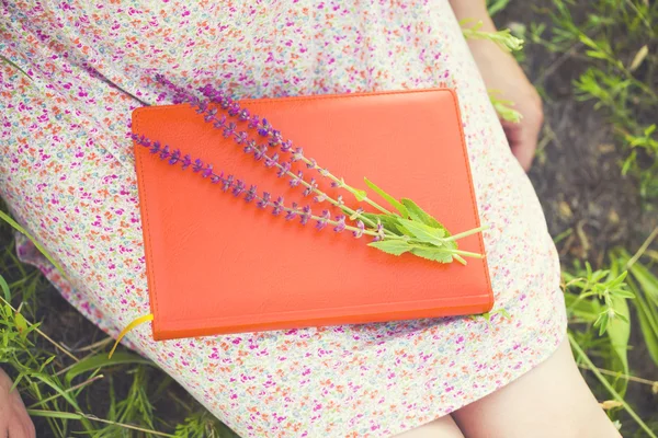 Chica en vestido de verano sosteniendo un libro . — Foto de Stock