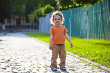 Kıvırcık saçlı çocuk.