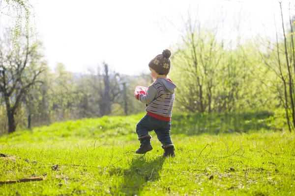 Un niño juega con un frisbee al aire libre . —  Fotos de Stock