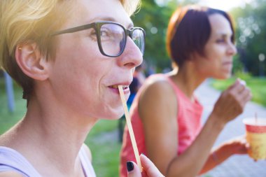 Parkta kahve içme kızlar.