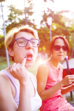 Parkta kahve içme kızlar.