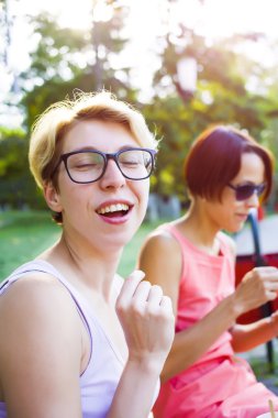 Parkta kahve içme kızlar.