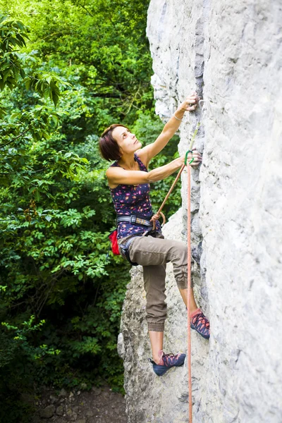 Ta holka vyleze rock. — Stock fotografie