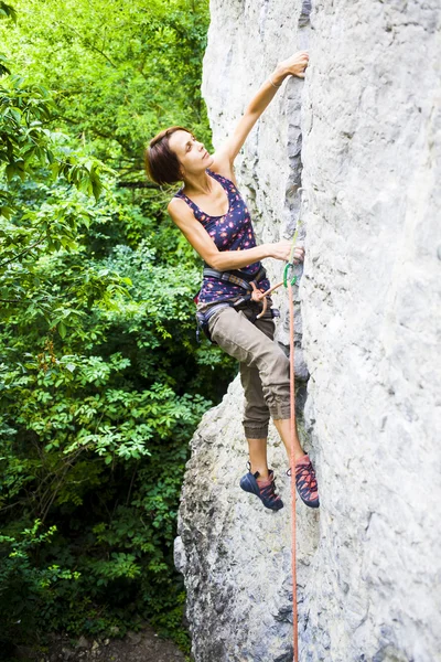 Dziewczyna wspina się na skale. — Zdjęcie stockowe