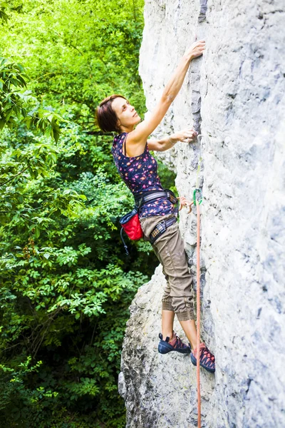 La chica sube a la roca . — Foto de Stock