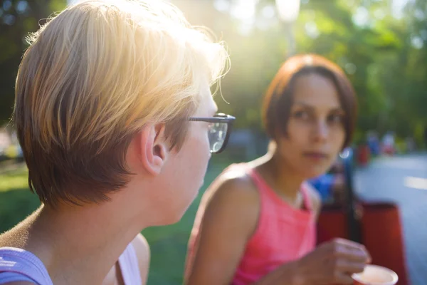 Ragazze che bevono caffè nel parco . — Foto Stock