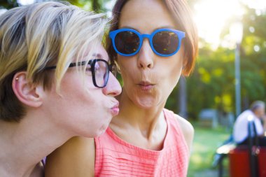 Parkta eğlenen iki kız..