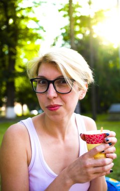 Kız içecekler kahve.