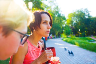 Parkta eğlenen iki kız..
