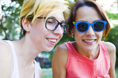 Parkta eğlenen iki kız..