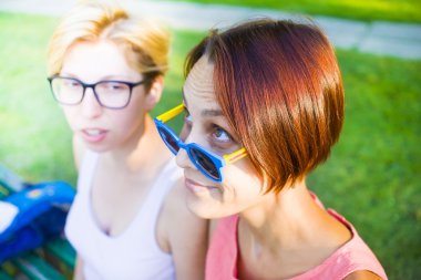 Parkta eğlenen iki kız..