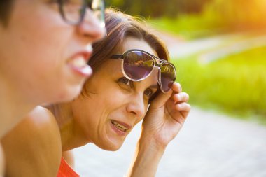 Parkta eğlenen iki kız..