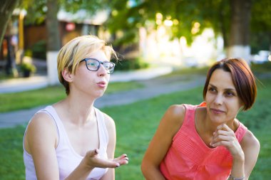 Parkta eğlenen iki kız..