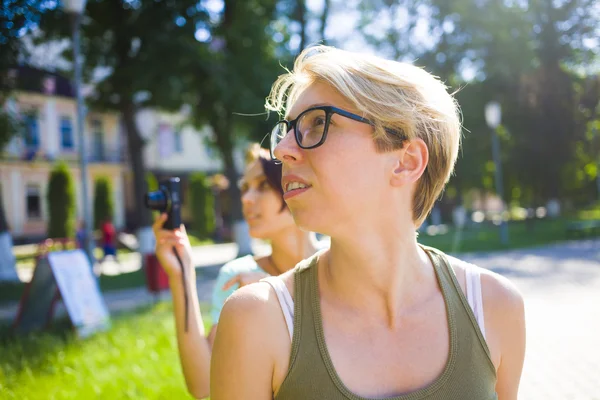 Due ragazze si divertono nel parco. — Foto Stock