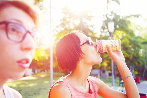 Dos chicas divirtiéndose en el parque. — Foto de Stock