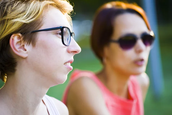 Due ragazze si divertono nel parco. — Foto Stock