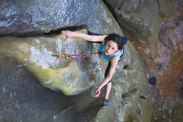 Dziewczyna alpinista. — Zdjęcie stockowe