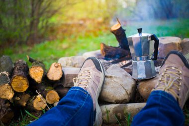 Ateşin yanında oturan insanlar.