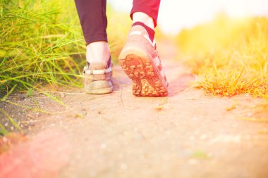 Bir turist yolda gidiyor.