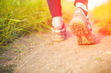 Bir turist yolda gidiyor.