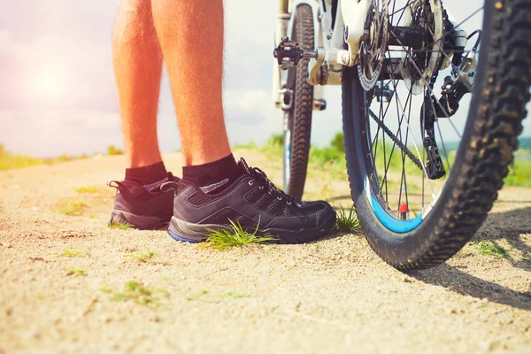 Der Biker steht neben seinem Fahrrad. — Stockfoto