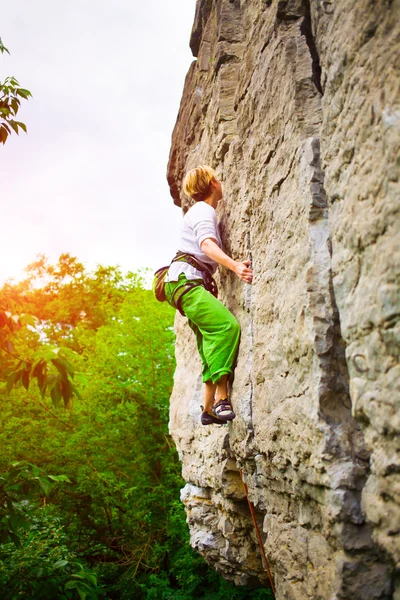 La ragazza sale sulla roccia . — Foto Stock