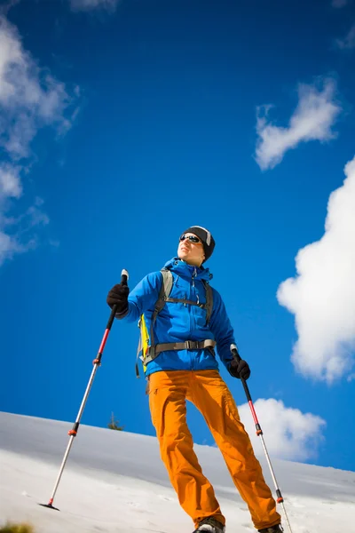 Portrait of mountaineer with mountains in the background. — Stock Photo, Image